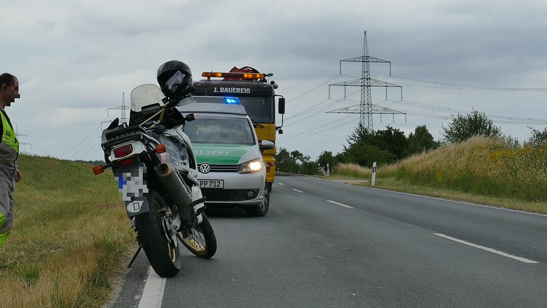 Missglückter Überholvorgang im Kreis Neustadt/Aisch: Motorradfahrer schwer verletzt
