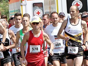 Der Halbmarathon über 20,9 Kilometer und auch der Hauptlauf über 11,8 Kilometer werden viele Läufer nach Rentweinsdorf locken. Vorjahressieger Markus Unsleber (578), der zweimaligen Gewinner Martin Militzke (443), Uwe Bäuerlein (427) und Uli Pfuhlmann (486) beim letztjährigen Kappelseelauf.  Foto: Günther Geiling