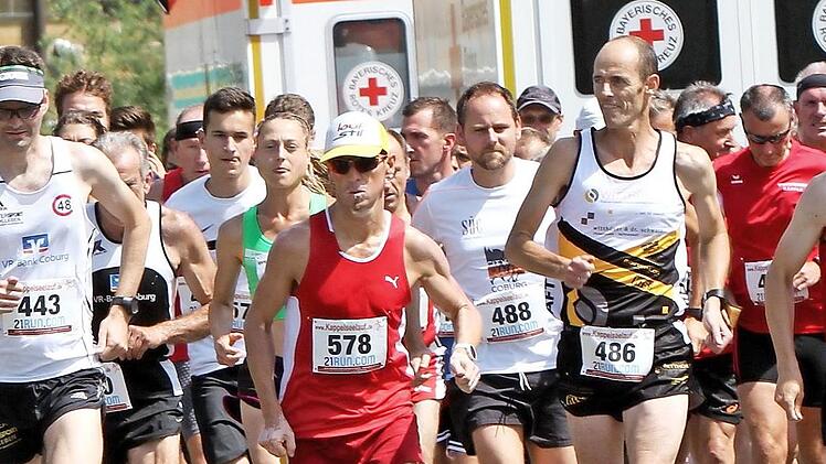 Der Halbmarathon über 20,9 Kilometer und auch der Hauptlauf über 11,8 Kilometer werden viele Läufer nach Rentweinsdorf locken. Vorjahressieger Markus Unsleber (578), der zweimaligen Gewinner Martin Militzke (443), Uwe Bäuerlein (427) und Uli Pfuhlmann (486) beim letztjährigen Kappelseelauf.  Foto: Günther Geiling