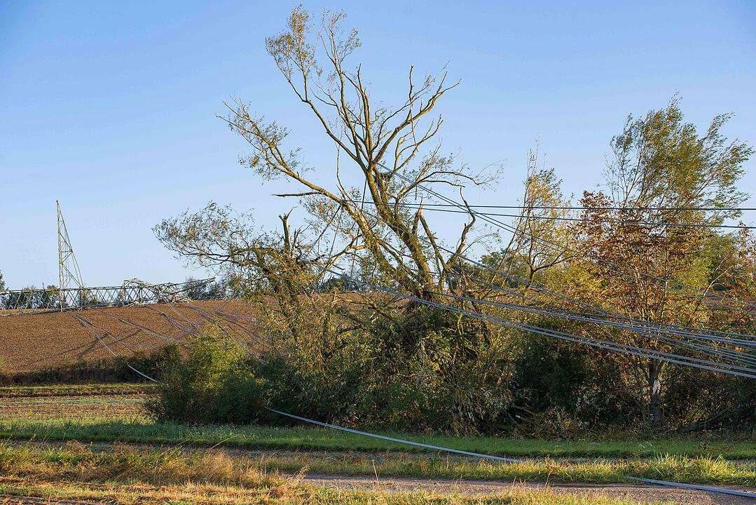 Sturm Fabienne wütet in Unterfranken: Kirchturmspitze abgerissen, Strommasten umgeknickt