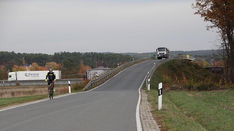 Die Tage der Kreisstraßen-Brücke über die A3 bei  Hannberg  sind gezählt. Sie wird  erneuert,  deutlich breiter und weitaus teurer als  geplant.  Foto: Andreas Dorsch