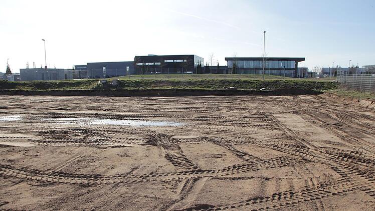 Auf diesem Gelände im Aischpark entsteht das neue Technologiezentrum von Medwork. Optisch wird der Neubau an den Medwork-Komplex im Hintergrund angepasst.  Foto: Andreas Dorsch