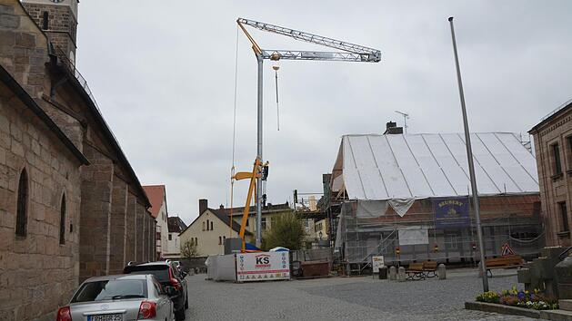 Der Kran nimmt viel Platz ein.   Zum Altstadtfest  wird er aber l&auml;ngst verschwunden sein.  Ein Teil der Baustelle muss dennoch aufrechterhalten bleiben. Fotos: Bernhard Panzer