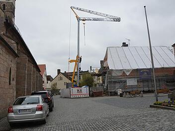 Der Kran nimmt viel Platz ein.   Zum Altstadtfest  wird er aber längst verschwunden sein.  Ein Teil der Baustelle muss dennoch aufrechterhalten bleiben. Fotos: Bernhard Panzer