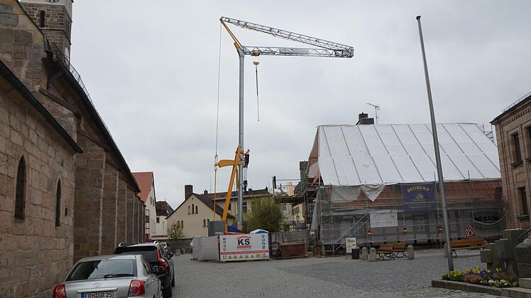 Der Kran nimmt viel Platz ein.   Zum Altstadtfest  wird er aber längst verschwunden sein.  Ein Teil der Baustelle muss dennoch aufrechterhalten bleiben. Fotos: Bernhard Panzer