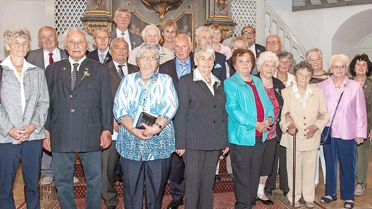 Vor 70 Jahren feierten diese Gläubigen in der Michelauer Johanneskirche das Fest ihrer "grünen" Konfirmation.  Fotos: Klaus Gagel
