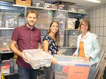 Nicole Marx (von rechts) vom Pfarrgemeinderat in Gauaschach holte bei Jugendbildungsreferentin Johanna Mahr und Regionaljugendseelsorger Roland Pietryga Material fürs Pfarrfest ab. Foto: Ralf Ruppert