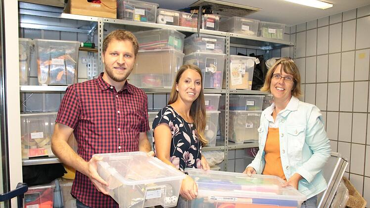 Nicole Marx (von rechts) vom Pfarrgemeinderat in Gauaschach holte bei Jugendbildungsreferentin Johanna Mahr und Regionaljugendseelsorger Roland Pietryga Material fürs Pfarrfest ab. Foto: Ralf Ruppert
