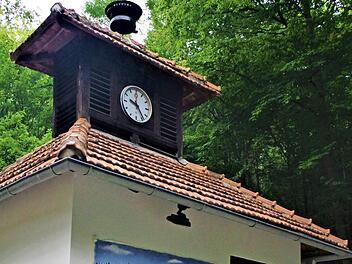 Das ehemalige Pförtnerhaus - besser bekannt als Lampenstube - der Katharinazeche aus dem Jahr 1920 ist vom Knappenverein aufwendig saniert worden. Unser Bild zeigt den Stockheimer Hobbymaler Harald Popig mit dem Gemälde der Katharinazeche.  Foto: Gerd Fleischmann