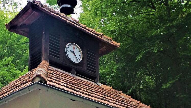 Das ehemalige Pförtnerhaus - besser bekannt als Lampenstube - der Katharinazeche aus dem Jahr 1920 ist vom Knappenverein aufwendig saniert worden. Unser Bild zeigt den Stockheimer Hobbymaler Harald Popig mit dem Gemälde der Katharinazeche.  Foto: Gerd Fleischmann