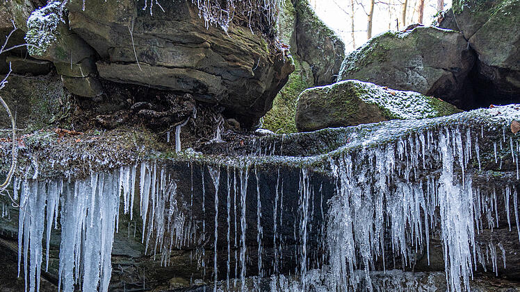 Wasserfall eingefroren: Minusgrade sorgen für eisige Kulisse