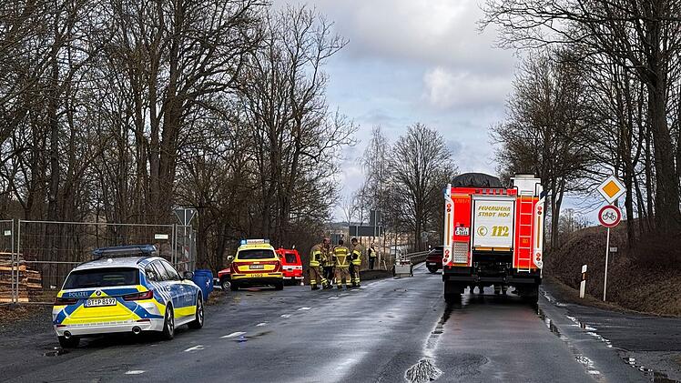 Drei Verletzte auf der B173: Frontalzusammenstoß zweier Autos bei Hof