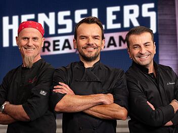 Stehen gemeinsam am Herd (von links): Ralf Zacherl, Steffen Henssler und Ali G&uuml;ng&ouml;rm&uuml;s.