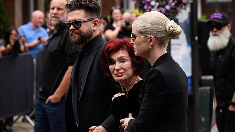 Trauer um Ozzy: Jack Osbourne, Sharon Osbourne (Mitte) und Kelly Osbourne weinen bei der Beerdigung der Rocklegende Ende Juli in seiner Heimatstadt Birmingham.