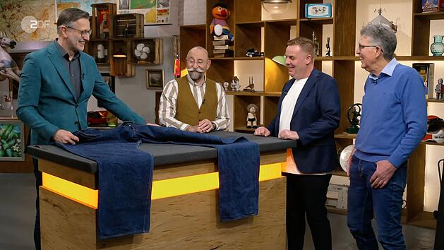 Eine riesige Hose sorgte in der Montagsausgabe von "Bares f&uuml;r Rares" mit Horst Lichter f&uuml;r witzige Spr&uuml;che.