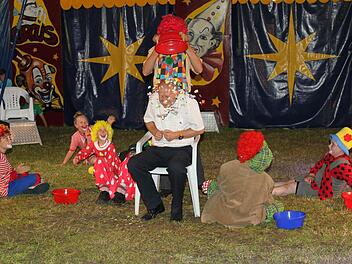 Da zieht er den Kopf ein: Bürgermeister Stefan Paulus holten sich die Clowns für ihre Späße her. Foto: may