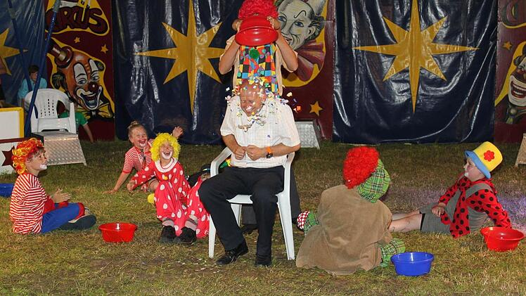 Da zieht er den Kopf ein: Bürgermeister Stefan Paulus holten sich die Clowns für ihre Späße her. Foto: may