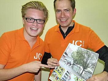 Es soll ein Denkanstoß sein: ein neues Studentenwohnviertel in der Stadtmitte, das Max Forkel (links) und Kurt Knoch präsentierten.  Foto: Lothar Weidner