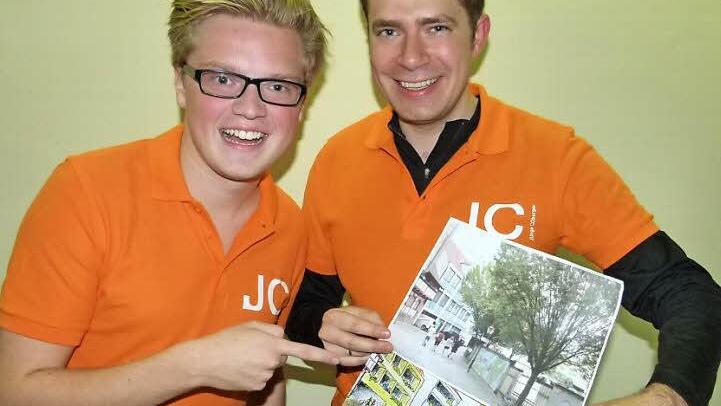 Es soll ein Denkanstoß sein: ein neues Studentenwohnviertel in der Stadtmitte, das Max Forkel (links) und Kurt Knoch präsentierten.  Foto: Lothar Weidner