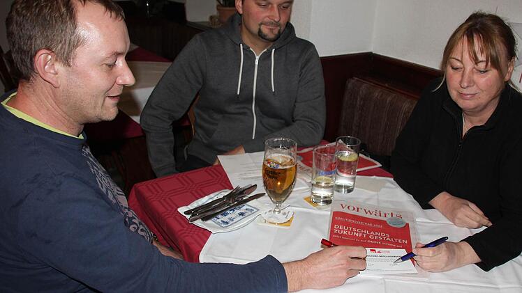 Mathias Bär, Stefan Batz und Vorsitzende Ulrike Trunk beim Abstimmen.