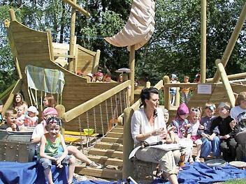 Endlich ist es soweit: Das stolze Schiff im Garten des Kindergartens Höferänger ist zum Spielen freigegeben. Beim Sommerfest tauften die Kinder das Schiff - auf den Namen Esmeralda. Foto: Sonja Adam