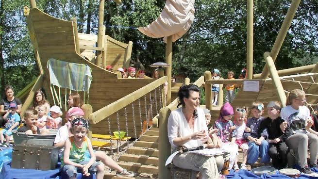 Endlich ist es soweit: Das stolze Schiff im Garten des Kindergartens Höferänger ist zum Spielen freigegeben. Beim Sommerfest tauften die Kinder das Schiff - auf den Namen Esmeralda. Foto: Sonja Adam