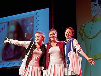 "Drei Engel für Pamina": Lisa Metz, Leandra Schröter und Leah Stark (von links) stehen im Zentrum der Aufführung. Foto: Jochen Berger