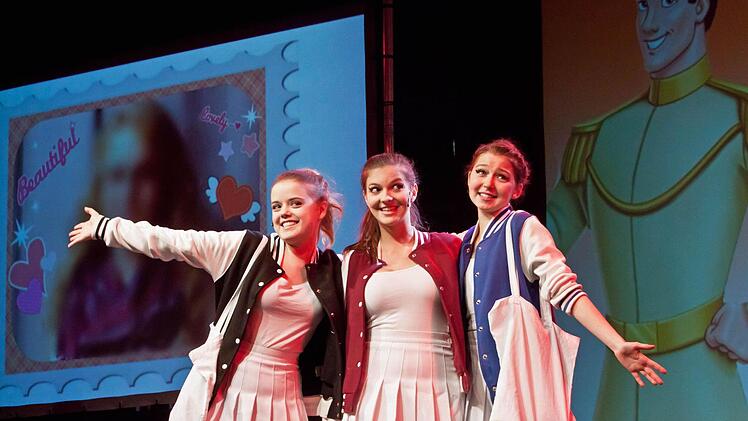 "Drei Engel für Pamina": Lisa Metz, Leandra Schröter und Leah Stark (von links) stehen im Zentrum der Aufführung. Foto: Jochen Berger