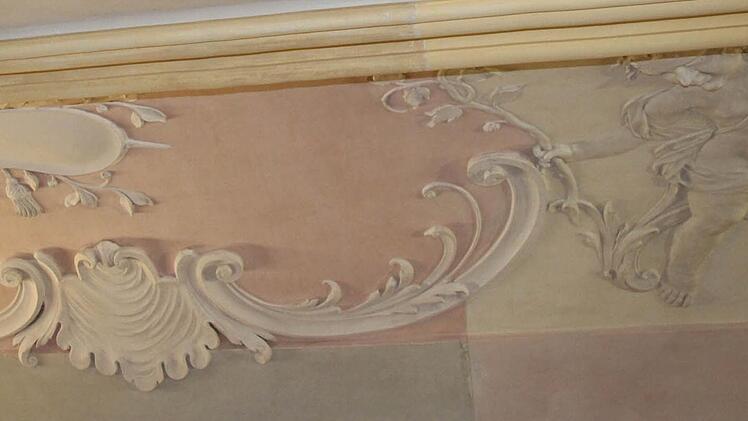 Farbproben: Das Rosa wird durch Beige (rechts) und Grau (links unten) ersetzt.