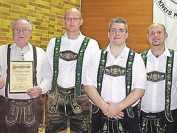 Ehrungen für besondere Verdienste für den Musikverein Wilhelmsthal. Das Bild zeigt (von links): Vorsitzenden Thomas Steininger, Jochen Anders, Thomas Kestel, Zweiten Vorsitzenden Jürgen Steininger, Dirigent Michael Gack und Wilhelmsthals Bürgermeisterin Susanne Grebner.