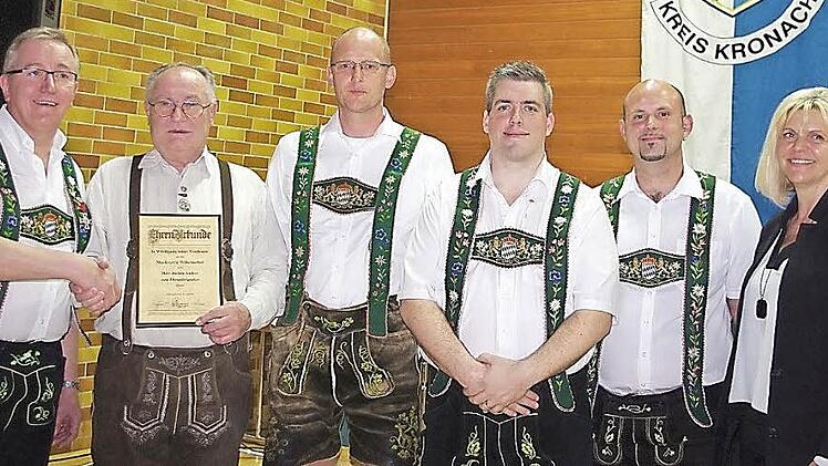 Ehrungen für besondere Verdienste für den Musikverein Wilhelmsthal. Das Bild zeigt (von links): Vorsitzenden Thomas Steininger, Jochen Anders, Thomas Kestel, Zweiten Vorsitzenden Jürgen Steininger, Dirigent Michael Gack und Wilhelmsthals Bürgermeisterin Susanne Grebner.