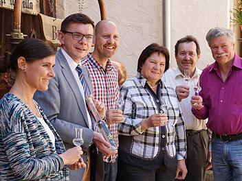 Daniela Schorn von der Touristinfo, Bürgermeister Armin Warmuth und die vier Brenner Thomas Lange, Christiana Ruppert, Jürgen Schelbert und Wolfgang Fella präsentieren den "Stadtbrand". Foto: Arkadius Guzy