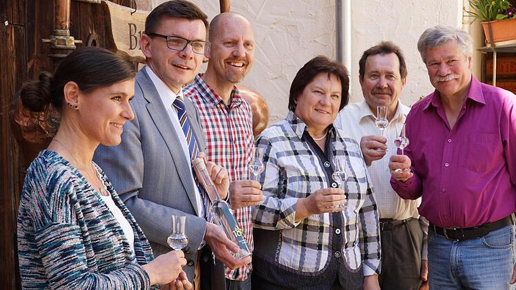Daniela Schorn von der Touristinfo, Bürgermeister Armin Warmuth und die vier Brenner Thomas Lange, Christiana Ruppert, Jürgen Schelbert und Wolfgang Fella präsentieren den "Stadtbrand". Foto: Arkadius Guzy