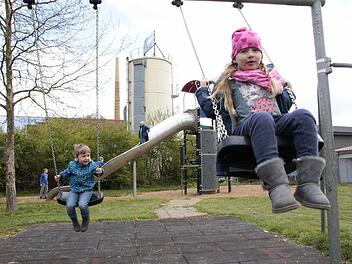 Noch können Lennie und Linda in der Balthasar-Schönfelder-Straße unbeschwert spielen. Im Hintergrund ist das Gelände zu sehen, auf dem der Bau eines 36 Meter hohen Mobilfunk-Mastes geplant ist. Foto: Josef Hofbauer