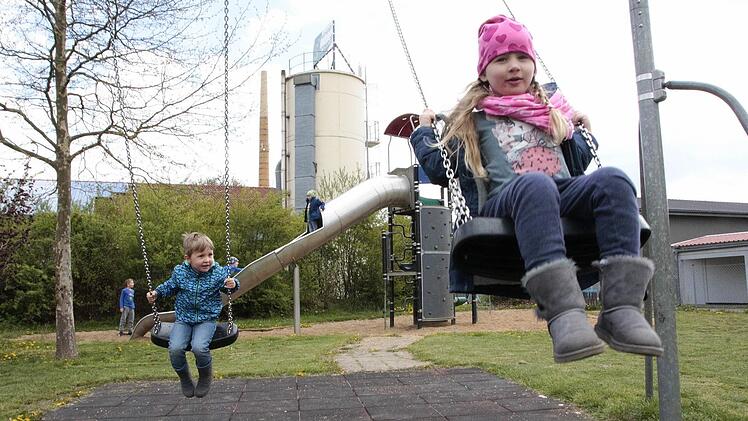 Noch können Lennie und Linda in der Balthasar-Schönfelder-Straße unbeschwert spielen. Im Hintergrund ist das Gelände zu sehen, auf dem der Bau eines 36 Meter hohen Mobilfunk-Mastes geplant ist. Foto: Josef Hofbauer