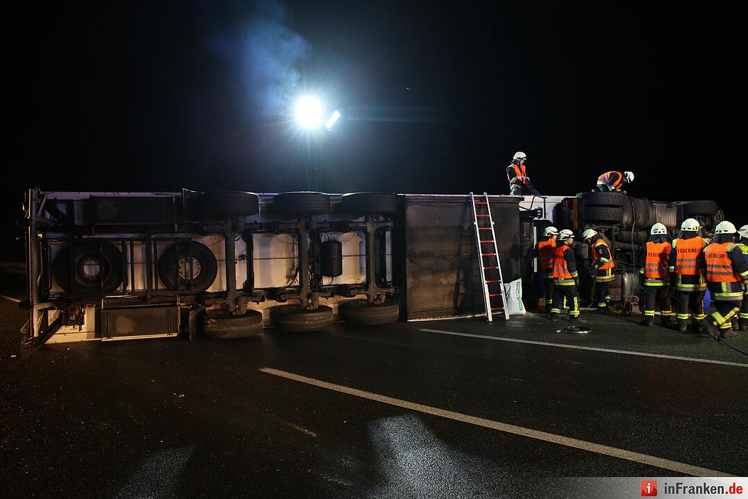 Lkw kippt um und blockiert komplette A9