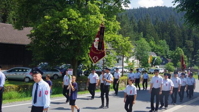 Der gro&szlig;e Festumzug bildete den H&ouml;hepunkt des 125-j&auml;hrigen Jubil&auml;ums der FFW Gifting. Foto: Heike Sch&uuml;lein