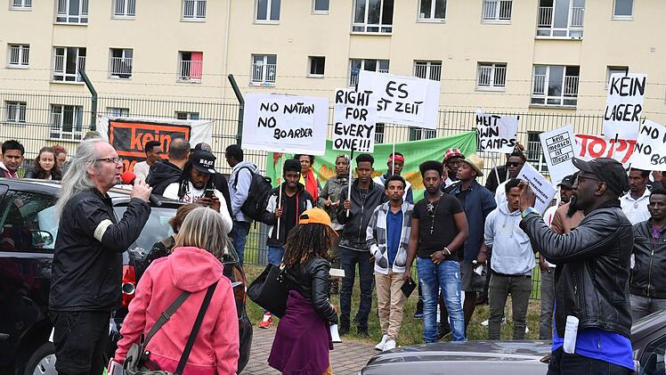 200 Menschen demonstrierten am Samstag, 23. Juni, gegen die Aufnahmeeinrichtung Oberfranken. Foto: Ronald Rinklef
