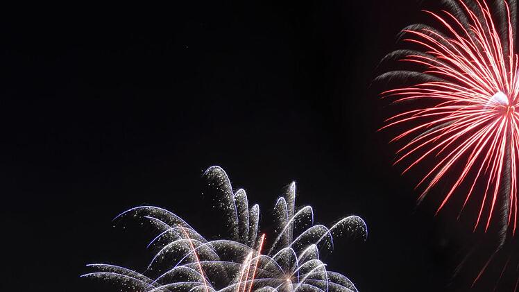 Mit einem grandiosen Feuerwerk endete die diesjährige Kurgartenbeleuchtung in Bad Bocklet.   Foto: Peter Rauch
