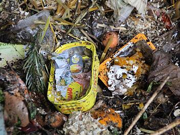 Mit Dosen, Plastik und jeder Menge anderer Fremdstoffe kommt der Biomüll auf der Kompostieranlage in Medbach an.  Fotos: Andreas Dorsch