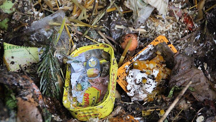 Mit Dosen, Plastik und jeder Menge anderer Fremdstoffe kommt der Biomüll auf der Kompostieranlage in Medbach an.  Fotos: Andreas Dorsch