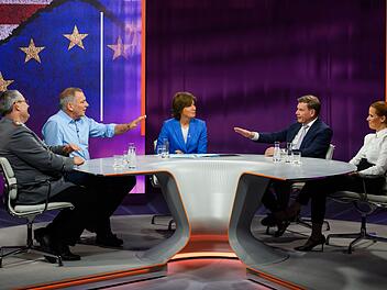 Maybrit Illner (Mitte) diskutierte am Donnerstagabend mit ihren Gästen zum Thema "Krieg oder Frieden - Sicherheit nur mit den USA?".