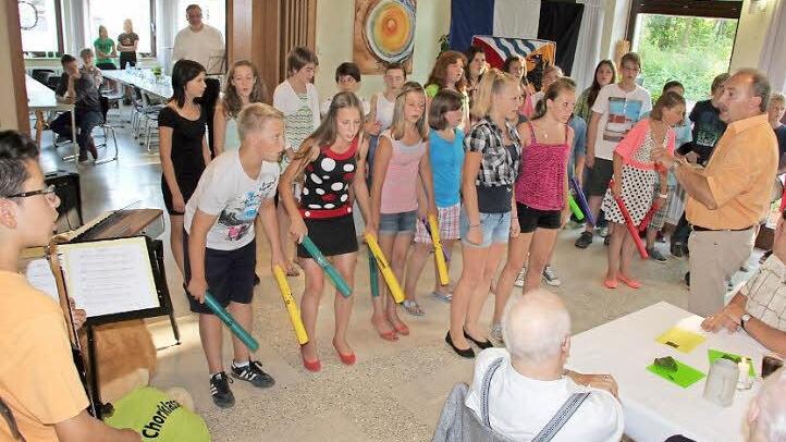 Die Chorklasse der Realschule stimmte unter Leitung von Bernd Schmidt auf den Festakt ein. Fotos: Ralf Kestel