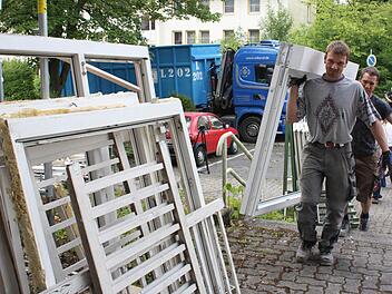750 alte Fenster aus der früheren US-Siedlung kamen nicht auf den Müll, der Kunststoff wurde recycelt. Die Keßler Fensterbau GmbH fertigte daraus hochmoderne, Energie sparende Fenster. Christian Müller (links) und Michael Scharf bauten sie im Sommer 2012 ein Fotos: .Edgar Bartl