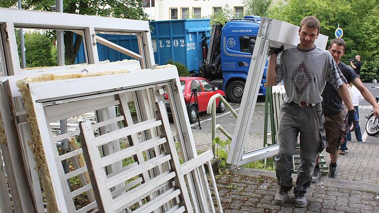 750 alte Fenster aus der früheren US-Siedlung kamen nicht auf den Müll, der Kunststoff wurde recycelt. Die Keßler Fensterbau GmbH fertigte daraus hochmoderne, Energie sparende Fenster. Christian Müller (links) und Michael Scharf bauten sie im Sommer 2012 ein Fotos: .Edgar Bartl