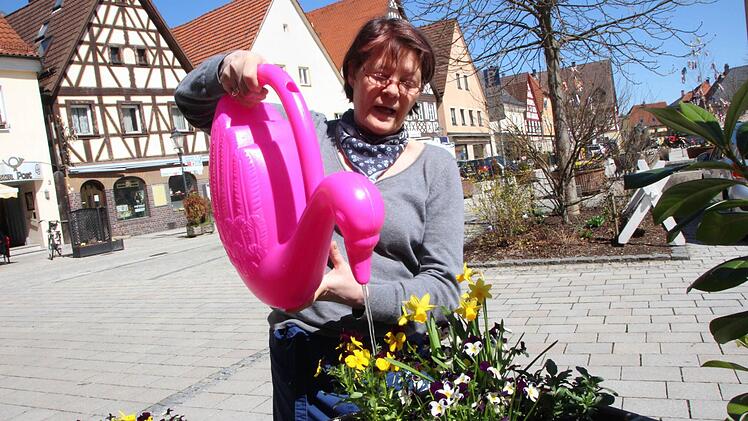Helga Dotterweich mit stilechter Gießkanne Fotos: Josef Hofbauer