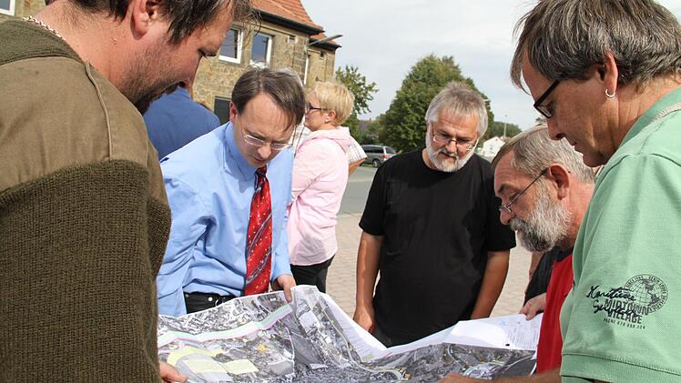 Großes Interesse: Matthias Trau (2. v. li.) vom Wasserwirtschaftsamt Kronach, der Verantwortliche für den Bereich Michelau, beantwortete die individuellen Fragen der Bürger.