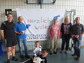 Simon Kömpel, Wolfgang Illek, Peter Zahn, Christoph Schmitt, Anneliese Kretschmann, Gerda Kreuzpaintner und Silvia Müller gewannen das Schwimmbad-Quiz beim Tag der offenen Tür im Wildfleckener Hallenbad.  Foto: Helmut Raab