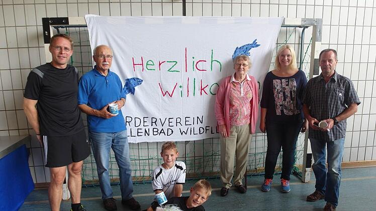 Simon Kömpel, Wolfgang Illek, Peter Zahn, Christoph Schmitt, Anneliese Kretschmann, Gerda Kreuzpaintner und Silvia Müller gewannen das Schwimmbad-Quiz beim Tag der offenen Tür im Wildfleckener Hallenbad.  Foto: Helmut Raab