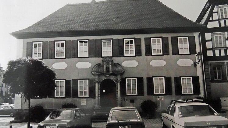 Am Seßlacher Marktplatz in unmittelbarer Nähe zum Rathaus findet sich dieses zweigeschossige Gebäude mit seinem prachtvoll verzierten barocken Sprenggiebel.Foto: Archiv